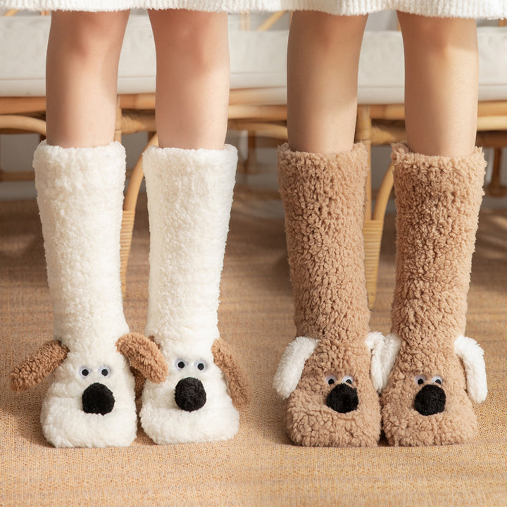 Chaussettes de sol mignonnes en forme de chien de dessin animé, chaussettes chaudes d'hiver en peluche antidérapantes pour femmes