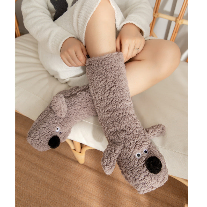 Chaussettes de sol mignonnes en forme de chien de dessin animé, chaussettes chaudes d'hiver en peluche antidérapantes pour femmes