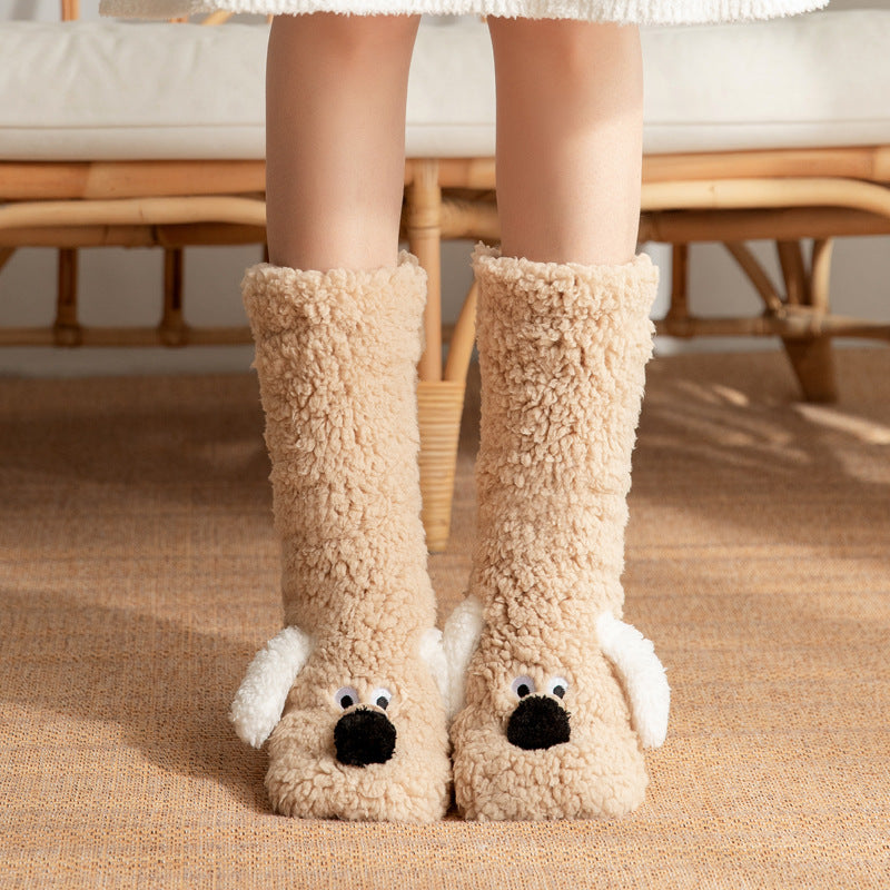 Chaussettes de sol mignonnes en forme de chien de dessin animé, chaussettes chaudes d'hiver en peluche antidérapantes pour femmes