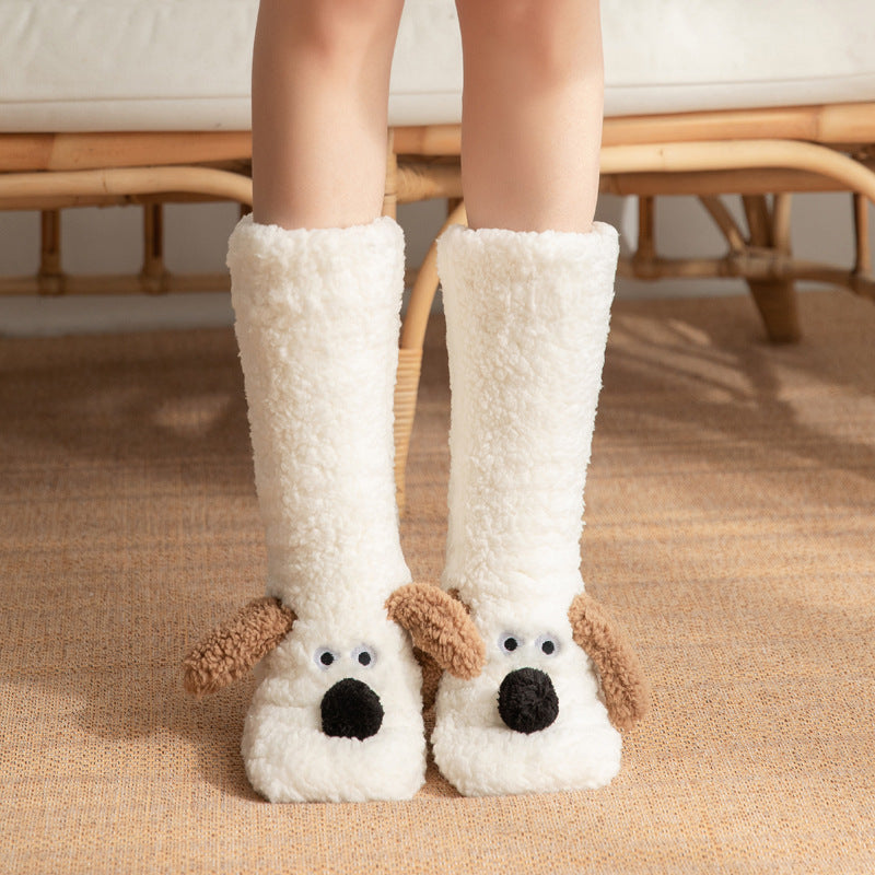 Chaussettes de sol mignonnes en forme de chien de dessin animé, chaussettes chaudes d'hiver en peluche antidérapantes pour femmes