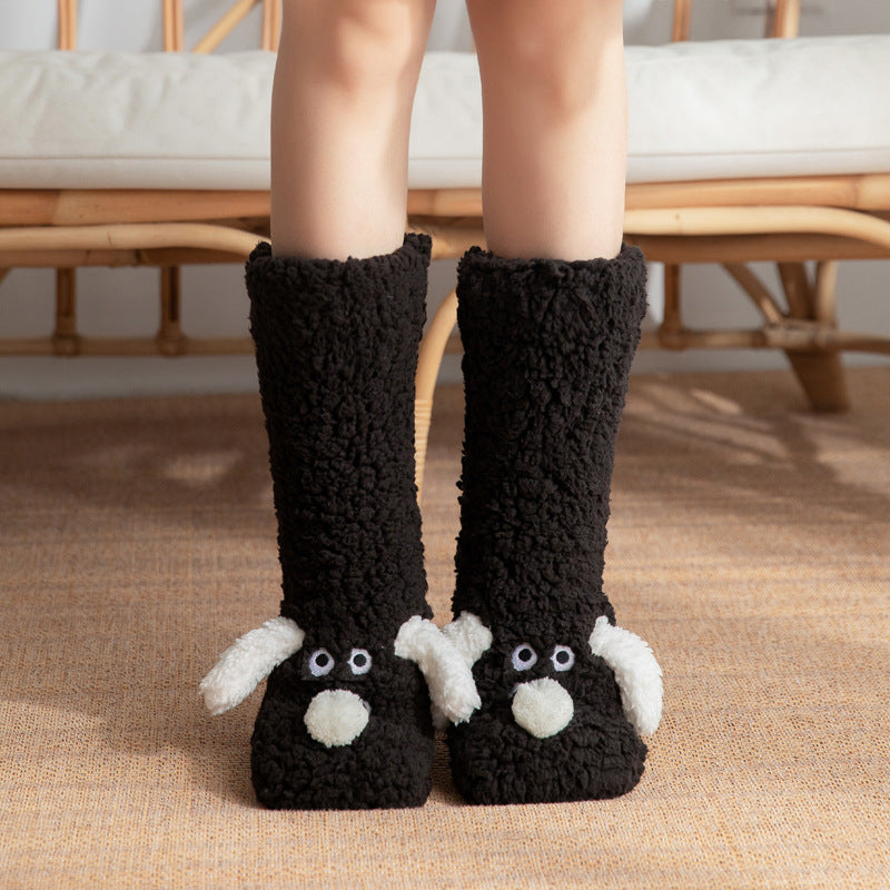 Chaussettes de sol mignonnes en forme de chien de dessin animé, chaussettes chaudes d'hiver en peluche antidérapantes pour femmes